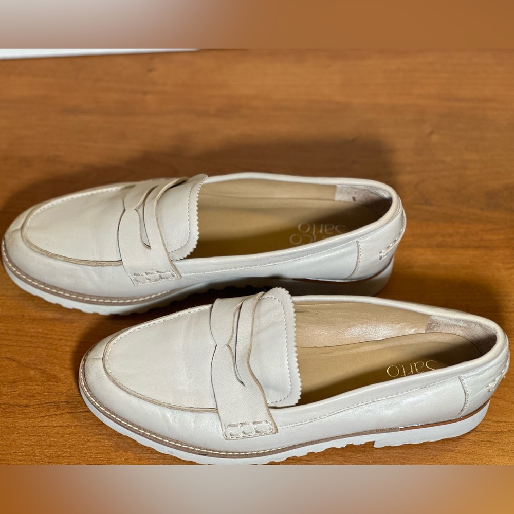 Franco Sarto slip on loafer. Women’s size 7.5 Stylish cream color. $11 (drop)